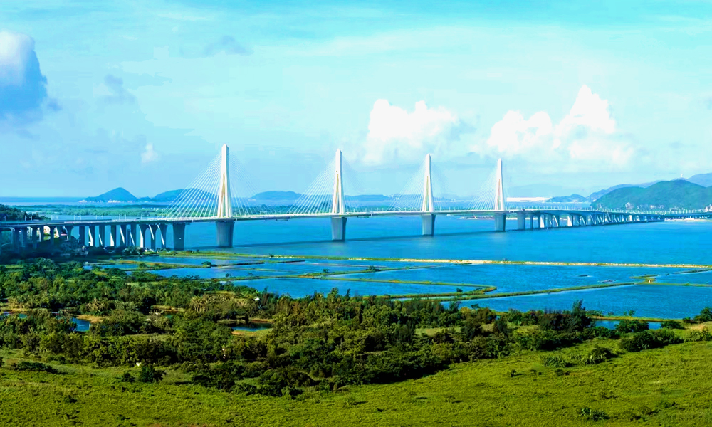 珠海西江公鐵大橋起自廣東省珠海橫琴新區(qū)，終于珠海機(jī)場(chǎng)東路，是珠三角入海口上建設(shè)的第一座公鐵兩用大橋，采用多塔鋼構(gòu)體系公鐵同層斜拉橋結(jié)構(gòu)，這在國(guó)際上屬于首次應(yīng)用。主橋全長(zhǎng)1371.8米，橋面總寬49.6米，主跨為3*340米的公鐵同層挑臂式鋼箱梁4塔斜拉橋，中間為時(shí)速160公里的雙線城際鐵路，兩側(cè)為時(shí)速100公里的雙向六車(chē)道高速公路。