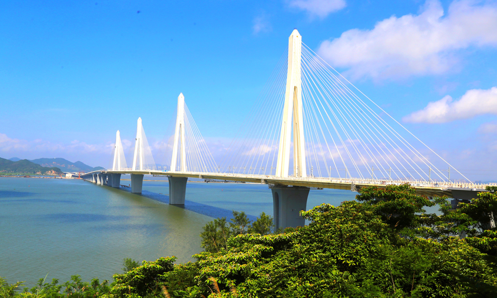 大橋橋塔采用四柱式鋼塔，塔高106.8米，重達(dá)2700噸，采用空中豎轉(zhuǎn)技術(shù)。針對(duì)這一施工難點(diǎn)，項(xiàng)目團(tuán)隊(duì)針對(duì)鋼塔整體豎轉(zhuǎn)提升系統(tǒng)、智能監(jiān)測(cè)指揮系統(tǒng)和精確對(duì)位保障系統(tǒng)等進(jìn)行課題攻關(guān)，將豎轉(zhuǎn)過(guò)程分為73個(gè)步驟，最終將水平放置的鋼塔起吊空中翻轉(zhuǎn)至鉛垂?fàn)顟B(tài)，再吊運(yùn)至橋墩上方就位。