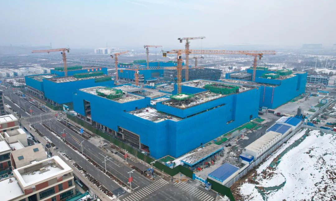 由中建二局承建的國家電網(wǎng)能源互聯(lián)網(wǎng)產(chǎn)業(yè)雄安創(chuàng)新中心項(xiàng)目，總建筑面積約19.8萬平方米，包含4棟產(chǎn)業(yè)科研樓、1棟會(huì)議展示中心。該項(xiàng)目是雄安新區(qū)首個(gè)全智慧園區(qū)和直流零碳建筑，建成后將成為國際領(lǐng)先的新興產(chǎn)業(yè)創(chuàng)新中心，服務(wù)“雙碳”示范中心和創(chuàng)新成果展示中心，助力雄安新區(qū)搶占能源互聯(lián)網(wǎng)科技制高點(diǎn)，構(gòu)建現(xiàn)代產(chǎn)業(yè)體系，打造國際領(lǐng)先的零碳園區(qū)和能源互聯(lián)網(wǎng)技術(shù)策源地。