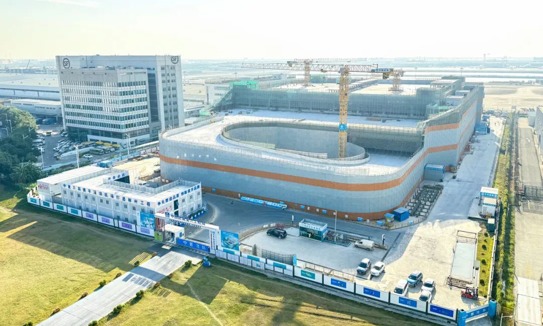 深圳機(jī)場(chǎng)東區(qū)國際快件一號(hào)貨站項(xiàng)目由中建三局承建，是深圳機(jī)場(chǎng)“十四五”規(guī)劃的重點(diǎn)物流設(shè)施。項(xiàng)目總建筑面積約為6.5萬平方米，致力于打造高效、綠色、安全、產(chǎn)業(yè)鏈協(xié)同發(fā)展的國內(nèi)航空物流業(yè)標(biāo)桿，該項(xiàng)目建設(shè)作為深圳機(jī)場(chǎng)提升服務(wù)品質(zhì)，優(yōu)化航線布局重要戰(zhàn)略的關(guān)鍵一環(huán)，建成后預(yù)計(jì)貨物吞吐量20萬噸每年，助力深圳機(jī)場(chǎng)提升現(xiàn)代化綜合承運(yùn)能力。