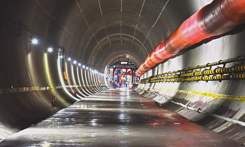 2月20日，中鐵五局承建的渝昆高鐵第二長隧——云貴段站前2標炳輝隧道左線正洞掘進突破1萬米。炳輝隧道位于云南省昭通市彝良縣境內，全長21.17公里，隧道為雙線分修，最大埋深約811米，存在大涌水、低瓦斯、巖溶、軟巖大變形、斷層破碎帶等不良地質，為全線I級高風險隧道。截至2月22日，炳輝隧道雙洞單線累計開挖18612米，其中左線正洞開挖掘進10334米。