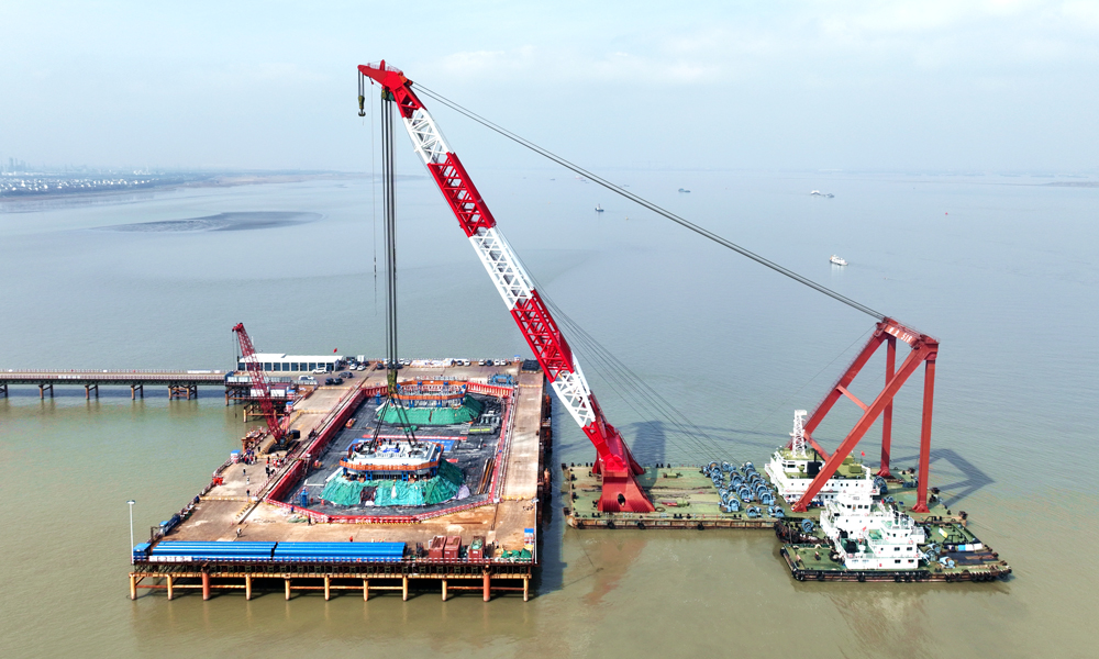 近日，隨著重達718噸的鋼塔節段精準落位，中國中鐵旗下中鐵工業參建的世界最大跨度、最高索塔懸索橋——張靖皋長江大橋主塔首節段成功吊裝。