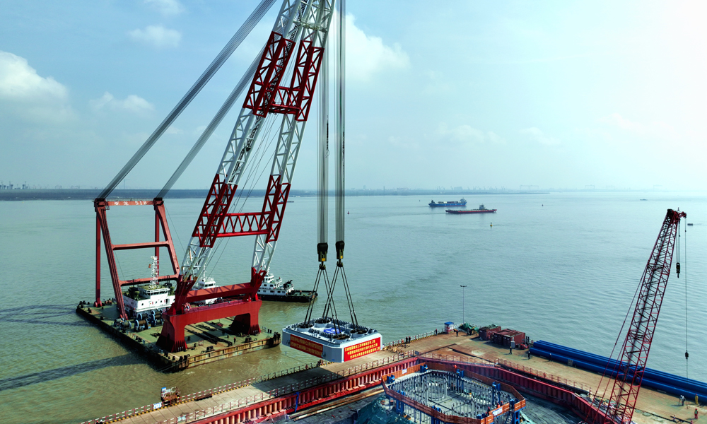 張靖皋長江大橋起自南通市如皋市石莊鎮西側與滬陜高速公路交叉處，止于蘇州市張家港疏港高速公路晨陽互通，線路全長約30公里。大橋主塔高350米，建成后將成為世界最高懸索橋索塔，采用鋼箱-鋼管混凝土約束組合體系，為世界首創，包含上、中、下塔柱，共劃分為30個節段，鋼箱內設4根直徑3.6米鋼管約束混凝土柱，通過腹板、橫隔板與鋼箱形成整體，用鋼量約3.4萬噸。