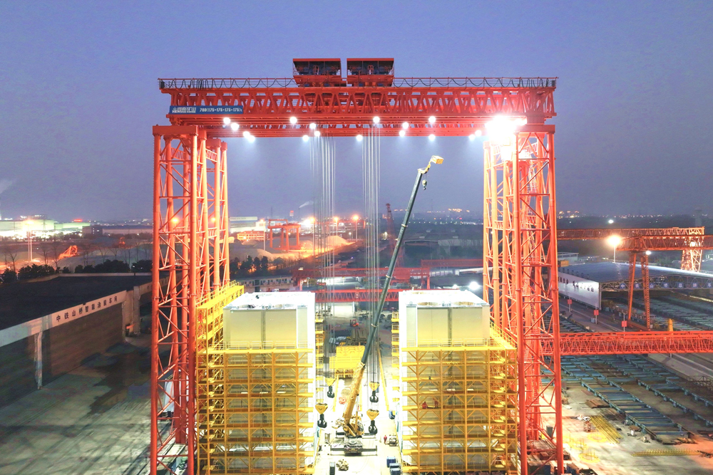 面對大橋鋼塔制造精度、變形控制、自動化焊接率等要求極高情況，中鐵山橋配備了空氣等離子數控切割機、龍門式智能焊接機器人系統、板單元數控矯正機床、三維數字掃描等裝備，全面提升主塔制造自動化水平和焊接質量；開展技術工藝創新，通過改進拼裝工藝、優化焊接順序、設計專用工裝等手段，確保了主塔毫米級精度制造。圖為張靖皋長江大橋主塔立式預拼裝現場。