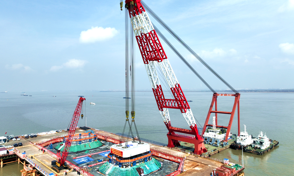 據悉，張靖皋長江大橋的建設將實現超大跨度懸索橋主纜自平衡結構體系等六項“世界首創”、最長高強度主纜等六個“世界之最”。大橋建成后，對于落實長三角區域一體化發展和長江經濟帶發展國家戰略、優化長江干線過江通道布局、完善區域路網布局、促進跨江融合發展、建設高水平揚子江城市群等具有重要意義。