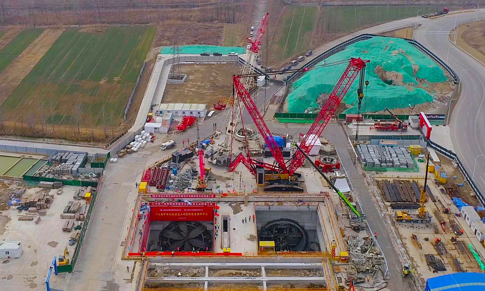 項(xiàng)目團(tuán)隊(duì)對(duì)“黃河號(hào)”“泰山號(hào)”兩臺(tái)盾構(gòu)機(jī)的刀盤、沖刷系統(tǒng)等進(jìn)行針對(duì)性升級(jí)優(yōu)化，更加有效地適應(yīng)黃河流域特有的粉質(zhì)黏土底層，工效提升20%。在保護(hù)好水庫(kù)及周邊環(huán)境的前提下，做到了工程建設(shè)穩(wěn)中有進(jìn)。濟(jì)南黃河濟(jì)濼路北延工程作為濟(jì)南新一輪規(guī)劃發(fā)展及新舊動(dòng)能轉(zhuǎn)換的標(biāo)志性工程，是連通濟(jì)南市主城區(qū)和新舊動(dòng)能轉(zhuǎn)換起步區(qū)的重要紐帶，對(duì)于推進(jìn)濟(jì)南“攜河發(fā)展”戰(zhàn)略，拓展城市空間，引領(lǐng)城市發(fā)展，完善城市道路和公共交通體系具有重要意義。圖為工程外景航拍。