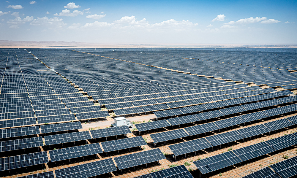 在廣袤荒涼的騰格里沙漠東南腹地的沙海中，泛著藍(lán)色光澤的光伏板如海浪般綿延不絕，光伏板間草木生長、綠意喜人。坐落在寧夏中衛(wèi)的國家能源集團龍源電力寧夏騰格里沙漠新能源基地一期1吉瓦光伏發(fā)電項目，是全國首批首個“沙戈荒”新能源基地建成項目，也是“西電東送”核心電源工程，通過“板上發(fā)電、板間種植、板下修復(fù)”的模式，探索“新能源建設(shè)+沙戈荒生態(tài)系統(tǒng)保護與修復(fù)”的新路徑，在大漠荒原鋪展開一幅壯美的綠色生態(tài)畫卷。