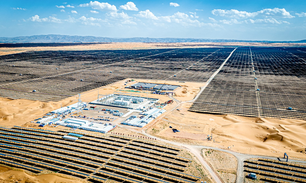 該項目于2022年11月15日開工建設(shè)，10天將2.8萬畝沙丘變?yōu)槠降兀?8天完成330千伏升壓站土建工程，60天完成330千伏升壓站電氣安裝，70天完成330千伏送出線路144基鐵塔組立和51公里導(dǎo)線展放，90天完成33萬根PHC管樁施工和組件安裝。2023年4月26日，項目正式并網(wǎng)發(fā)電，2023年累計發(fā)電13.6億千瓦時，預(yù)計后續(xù)每年可提供清潔電能18億千瓦時，滿足150萬個家庭一年的用電量。