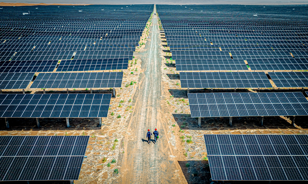 路在腳下，路在前方。國家能源集團可再生能源規(guī)模化和綠色可持續(xù)發(fā)展道路在建設(shè)者腳下不斷延伸。