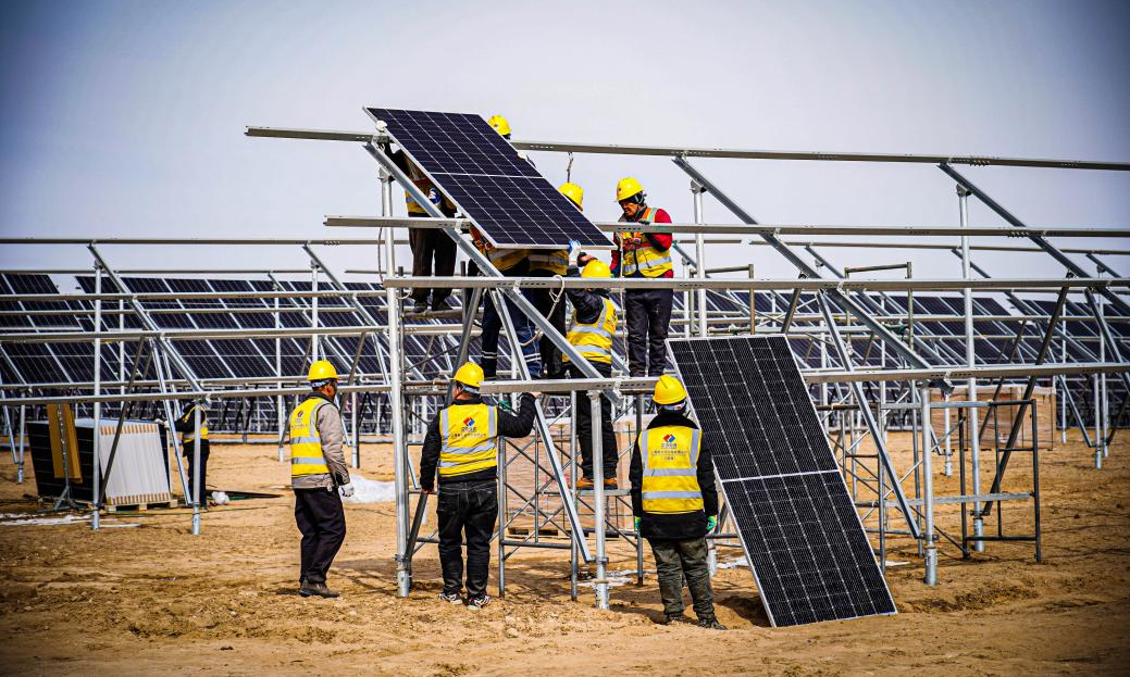 初春的蒙西，寒風刺骨，建設(shè)人員冒著嚴寒，穿梭在工地上，同組人員作業(yè)、監(jiān)護緊密配合，在確保施工安全的大前提下，全速推進光伏區(qū)組件安裝進度。