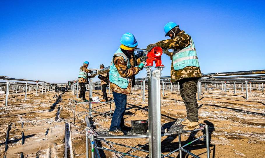 施工人員將平單軸安裝在H型方鋼支架上，這是此型號支架在國內(nèi)首次大范圍應(yīng)用，H型方鋼支架直徑小、無需引孔打樁。