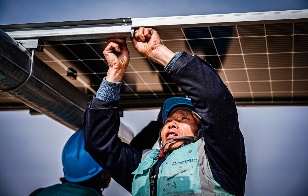 利用平單軸架設(shè)光伏組件，組件便可以如向日葵一般追逐陽光，可提高約8%的發(fā)電效率。施工人員將光伏組件固定在平單軸上，支架、平單軸、組件之間均通過螺栓進行連接，避免了焊接作業(yè)帶來的用電火災(zāi)風險。