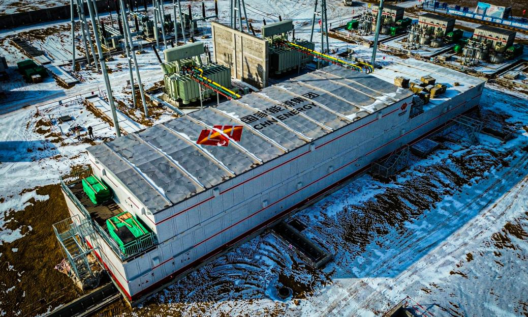 該項目共配套建設(shè)6座220千伏無人值守升壓站。升壓站采用全預(yù)制艙形式設(shè)計，有效避免了冬季施工混凝土結(jié)構(gòu)受凍風險，切實加快了施工進度。