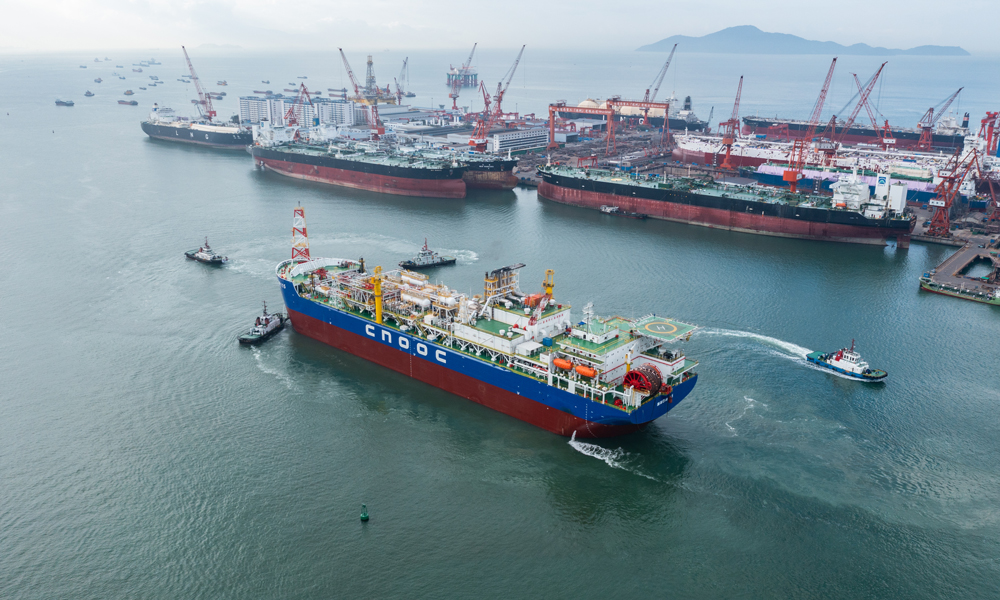 近日，在深圳友聯(lián)船廠完成塢修并完成海上回接的“海洋石油115”FPSO（浮式生產(chǎn)儲卸油裝置），順利完成100小時的生產(chǎn)運行，處理原油超3萬噸。此次塢修實現(xiàn)了“大型油輪”中控系統(tǒng)國產(chǎn)化替代，為同類海上油氣生產(chǎn)設施改造提供成功范例。圖為在5艘港作拖輪的牽引下，“海洋石油115”FPSO緩緩駛離深圳友聯(lián)船廠。