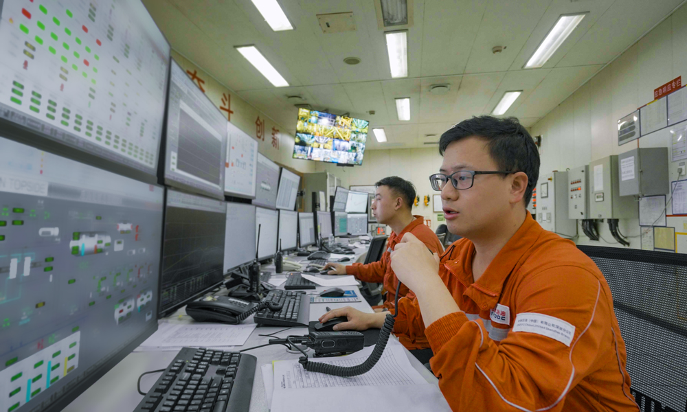 生產(chǎn)人員通過國產(chǎn)中控系統(tǒng)，確保生產(chǎn)穩(wěn)定運行。