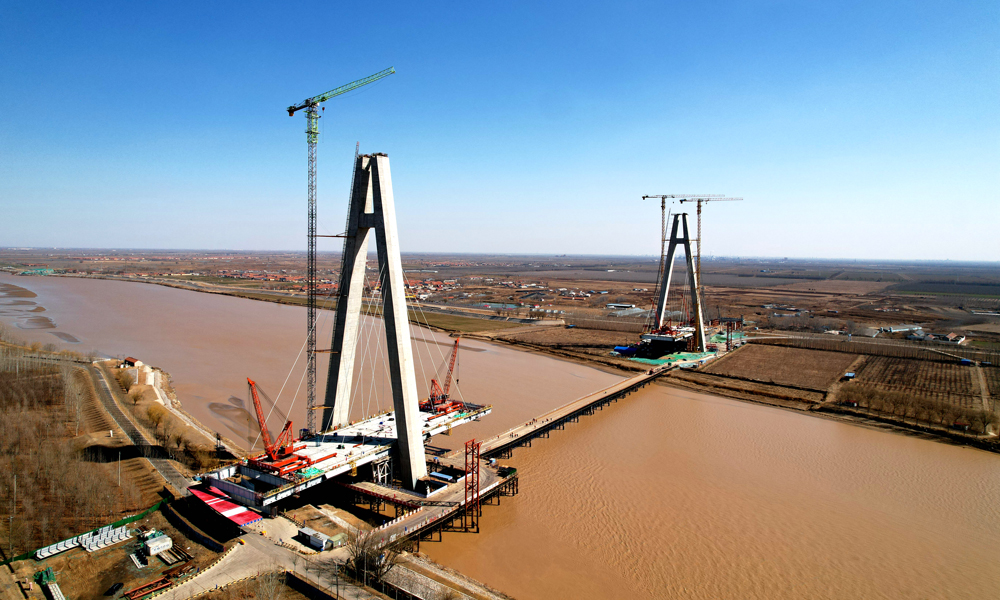 3月13日，中鐵十四局參建的黃河三角洲跨徑最大的A字型斜拉橋——山東東營東津黃河大橋主梁架設和斜拉索同步施工推進，約200名建設者協調配合，已完成斜拉索安裝16根，主梁架設懸臂48米。