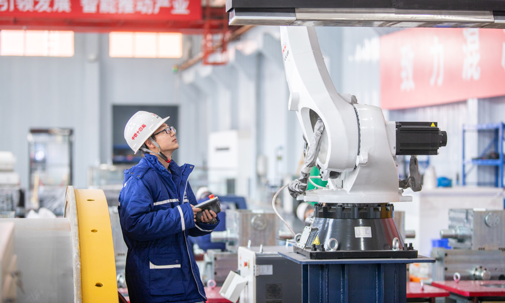 3月12日，在北京房山中鐵十四局房橋公司智能裝備研發車間，工程師調試噴涂機器人的機械臂。