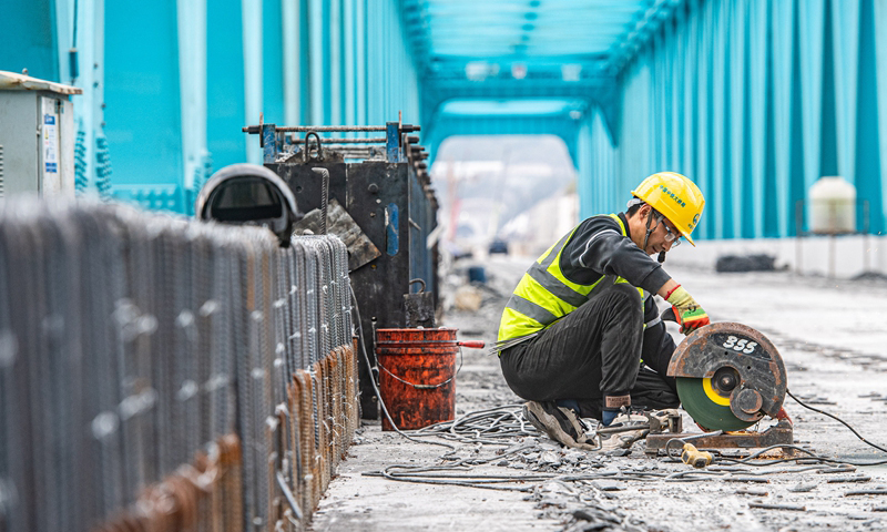 渝湘高鐵重慶至黔江段是我國“八縱八橫”高速鐵路網中廈渝通道的重要組成部分。項目建成后，將填補渝東南武陵山區城鎮群高鐵空白，重慶黔江至主城區的旅行時間將從現在的4小時縮短至1小時以內。圖為3月16日，工人在渝湘高鐵清水坪烏江特大橋建設現場施工作業。新華社記者 唐奕 攝