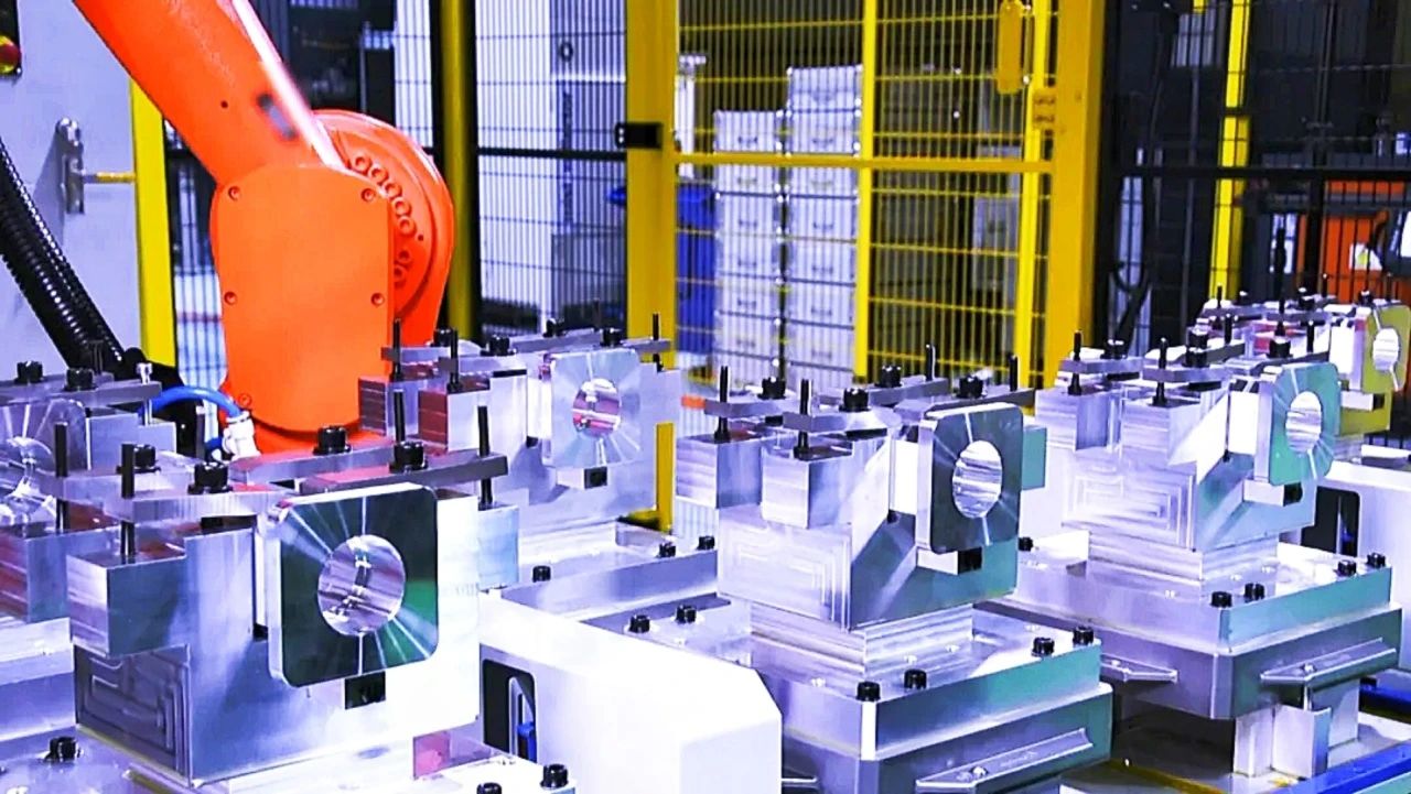 日前，航天科技旗下10家單位入選2023年度國家綠色工廠，至此，中國航天科技集團(tuán)有限公司國家綠色工廠數(shù)量達(dá)到16家，標(biāo)志著航天科技綠色制造體系建設(shè)工作實(shí)現(xiàn)了“由點(diǎn)到線”體系推進(jìn)、“聚焦主業(yè)”重點(diǎn)突破的新跨越。圖為在航天科技一院18所復(fù)雜殼體數(shù)字化生產(chǎn)線，工人們將預(yù)裝好的工件和托盤放在工作站，不用人全程跟產(chǎn)，從原材料到最終成品，均由機(jī)器自動(dòng)完成，最終成品件件合格。