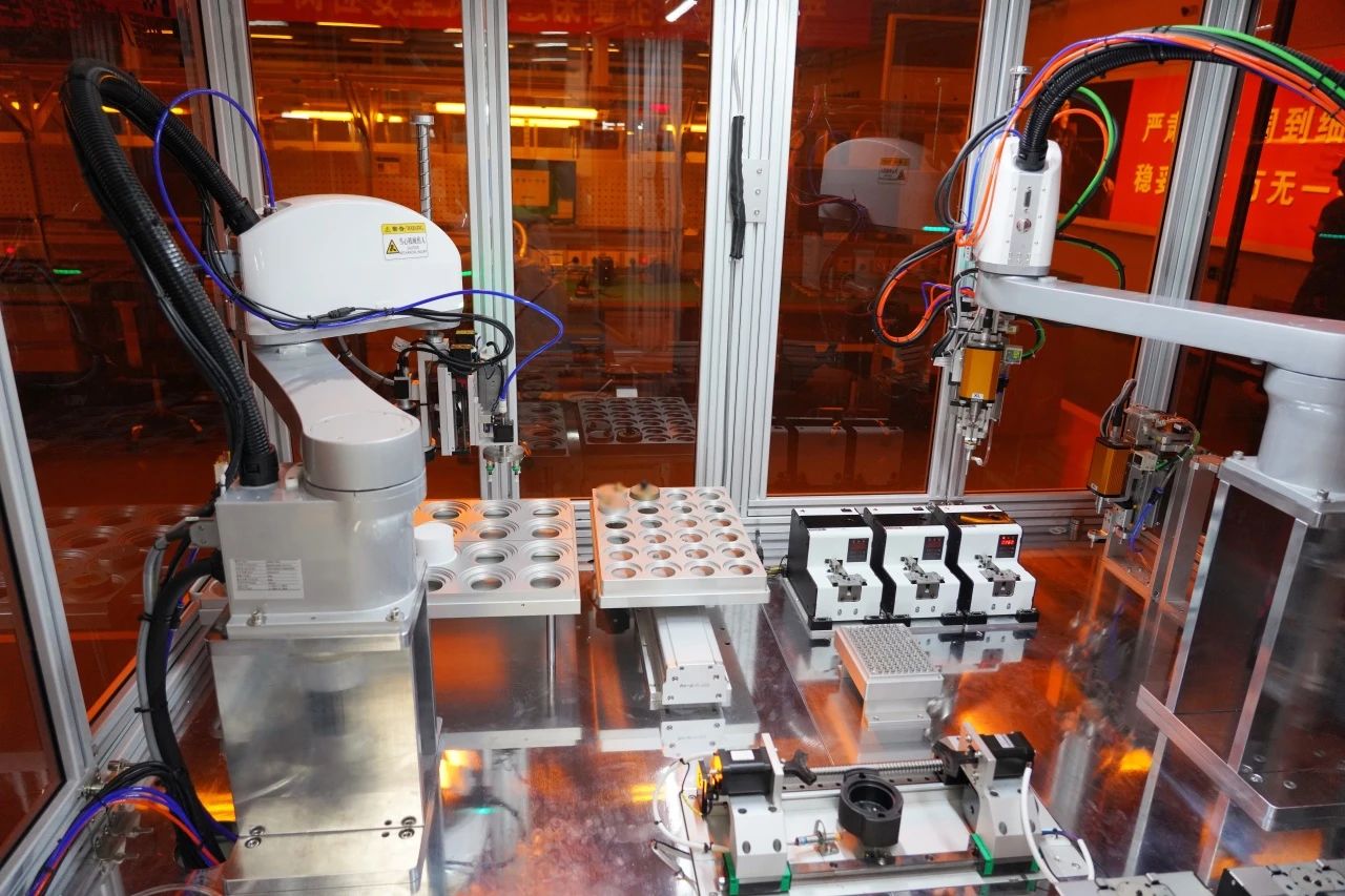 近年來，航天科技一院萬源科技公司實(shí)現(xiàn)了從手工焊接技術(shù)發(fā)展到表面貼裝技術(shù)，從手工焊接過渡到自動(dòng)化機(jī)器焊接，有效降低了焊接過程的廢氣產(chǎn)生。該公司建立的智能倉儲(chǔ)系統(tǒng)實(shí)現(xiàn)了進(jìn)料、出庫的智能化管理；自主研發(fā)的物資駕駛艙系統(tǒng)和電子器件智能配送系統(tǒng)，實(shí)現(xiàn)了物資配套管理全程可視，“收—存—發(fā)—裝”作業(yè)自動(dòng)化，指令直達(dá)現(xiàn)場，節(jié)省人工成本43%，提升庫容量40%。圖為萬源科技智能制造中心微波產(chǎn)品智能裝配單元。