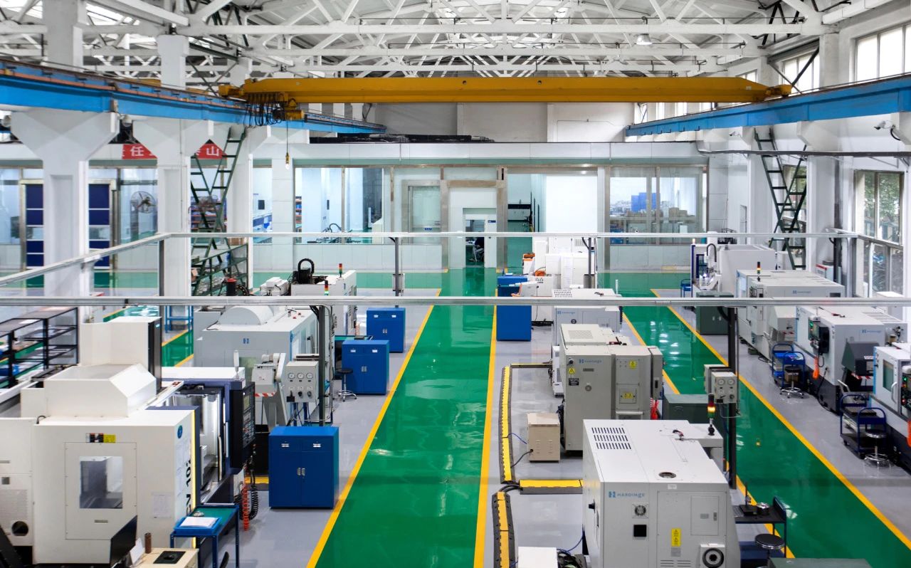 建設(shè)綠色廠區(qū)、打造綠色生產(chǎn)線、創(chuàng)新綠色產(chǎn)品……近年來，航天科技六院11所遠(yuǎn)征公司該公司積極響應(yīng)國家“雙碳”戰(zhàn)略，從基礎(chǔ)設(shè)施、管理體系、能源資源投入等多個(gè)方面入手，全方位貫徹節(jié)能降碳理念、多層次打造智能制造體系、多元化提升資源利用效率、寬領(lǐng)域保證產(chǎn)品智能化及低碳化設(shè)計(jì)，將綠色發(fā)展貫穿研發(fā)生產(chǎn)全過程，在綠色制造道路上越走越快，市場競爭力不斷增強(qiáng)。圖為遠(yuǎn)征公司航天機(jī)電事業(yè)部廠房。