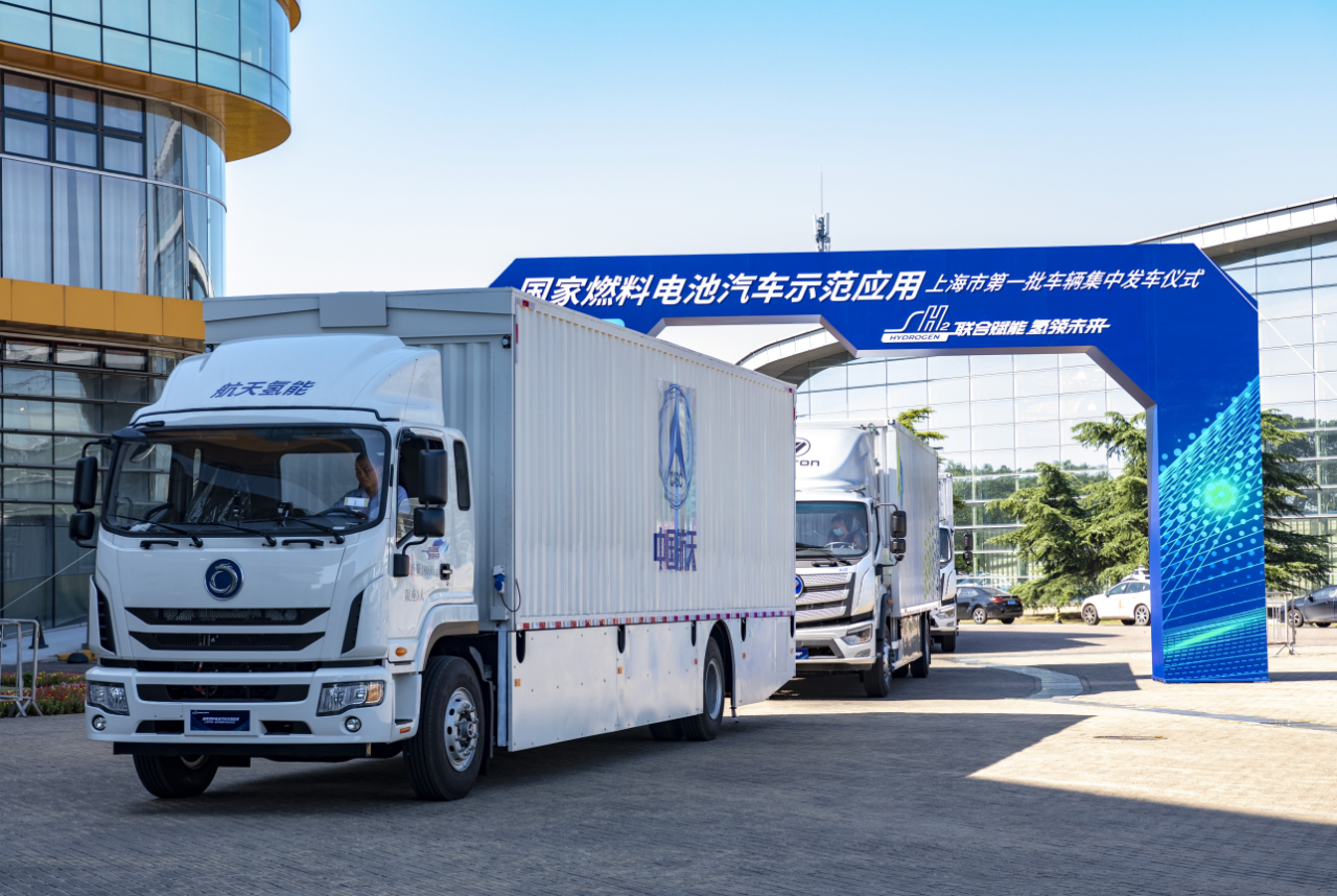 圖中一輛輛物流車正在上海市城區(qū)有序地執(zhí)行同城配送任務(wù)。這是在上海城市群燃料電池汽車示范應(yīng)用項(xiàng)目中，累計(jì)運(yùn)營里程已經(jīng)超過2萬公里的“航天牌”氫燃料電池物流車。這些物流車來自八院811所航天氫能公司。近年來，811所依托我國空間電源領(lǐng)域唯一的全國重點(diǎn)實(shí)驗(yàn)室，持續(xù)推動(dòng)清潔能源核心技術(shù)攀登和核心產(chǎn)品研制工程建設(shè)，致力于實(shí)現(xiàn)“產(chǎn)學(xué)研”一體化高效益變革。