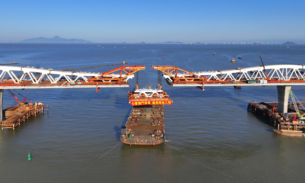 澳氹四橋主線設計為雙向八車道，中間兩車道為電單車專用道。水、電、氣、通訊等公共設施管線隨橋敷設，可滿足新城填海A區居民生活及發展需求，助力城市全面可持續發展。中鐵工業旗下中鐵寶橋、中鐵九橋分別承擔南主橋、南引橋、A區互通立交共約6萬噸鋼結構生產制造及現場配合安裝任務。