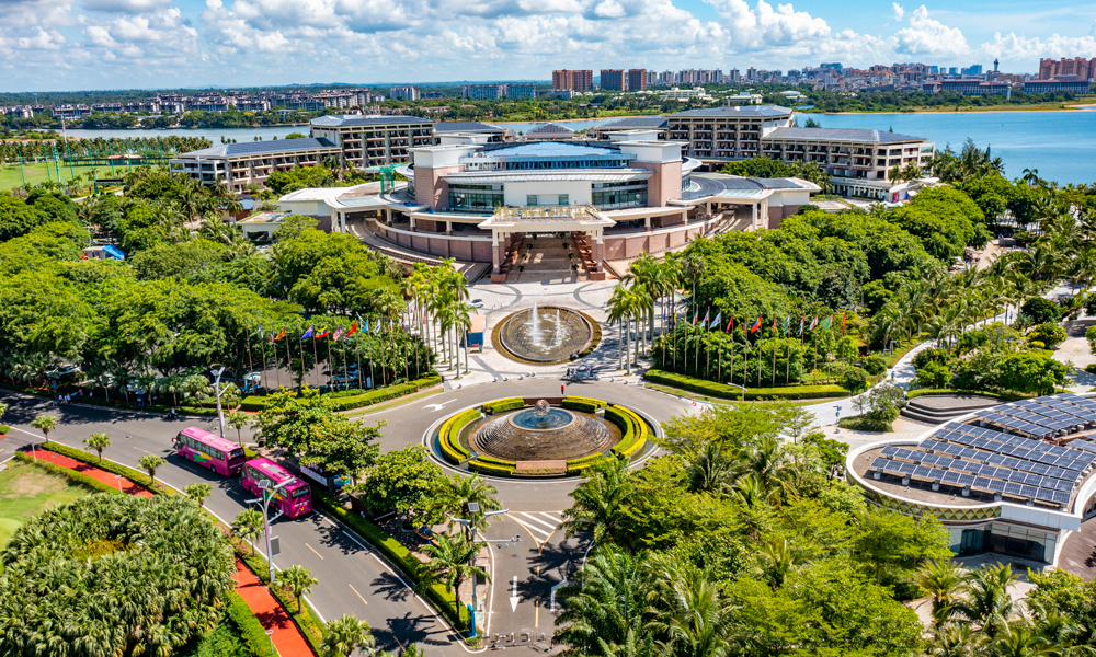 博鰲近零碳示范區是博鰲亞洲論壇永久會址所在地，被列入國家生態文明試驗區（海南）建設的標志性工程。示范區自2022年創建以來，從建筑綠色化改造、園林景觀生態化、交通綠色化等8個方面18個子項目開展零碳改造。改造后的博鰲近零碳示范區建筑屋面鋪滿光伏、廚房爐灶全面電氣化、全島設備智慧化管控，與改造前相比年二氧化碳排放量減少了近70%。圖為博鰲亞洲論壇會議中心及酒店。