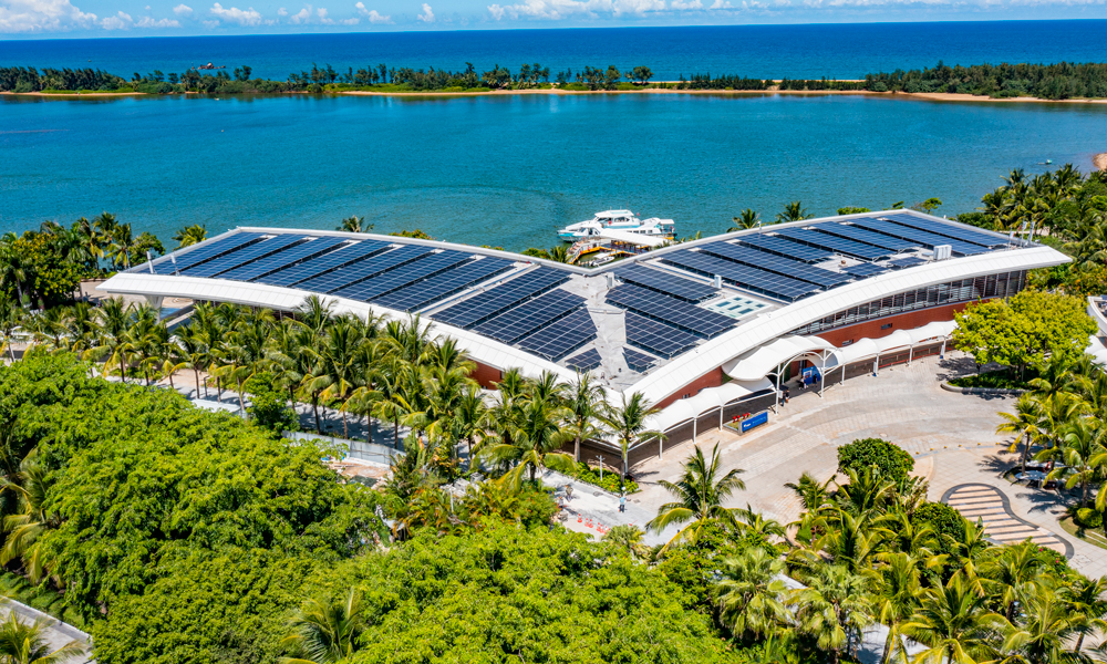 建筑面積約4300平方米的新聞中心是每年論壇年會媒體工作者臨時辦公、演播和休息的主要場所。運用系統供電能力提升約30%的光儲直柔技術，光電轉換效率達21%的光伏屋頂、充放電次數較傳統鋰電池提升4倍的全釩液流長時儲能電池……改造后的新聞中心實現了能源自供給。圖為博鰲亞洲論壇新聞中心。