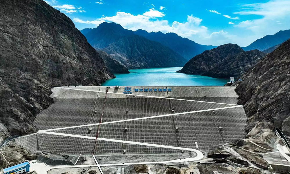 近日，中核集團(tuán)產(chǎn)業(yè)援疆的重點(diǎn)項(xiàng)目阿爾塔什水利樞紐高效利用水資源向葉爾羌河灌區(qū)輸水，以確保灌區(qū)農(nóng)田用水需求，為春耕生產(chǎn)打下堅(jiān)實(shí)基礎(chǔ)。該水利樞紐是國(guó)務(wù)院“十三五”期間國(guó)家172項(xiàng)重大水利項(xiàng)目之一。作為中核集團(tuán)在運(yùn)最大的水利樞紐，擔(dān)當(dāng)著重要的“兜水”作用。這座防洪興利并舉的民生工程被譽(yù)為“新疆的三峽工程”。