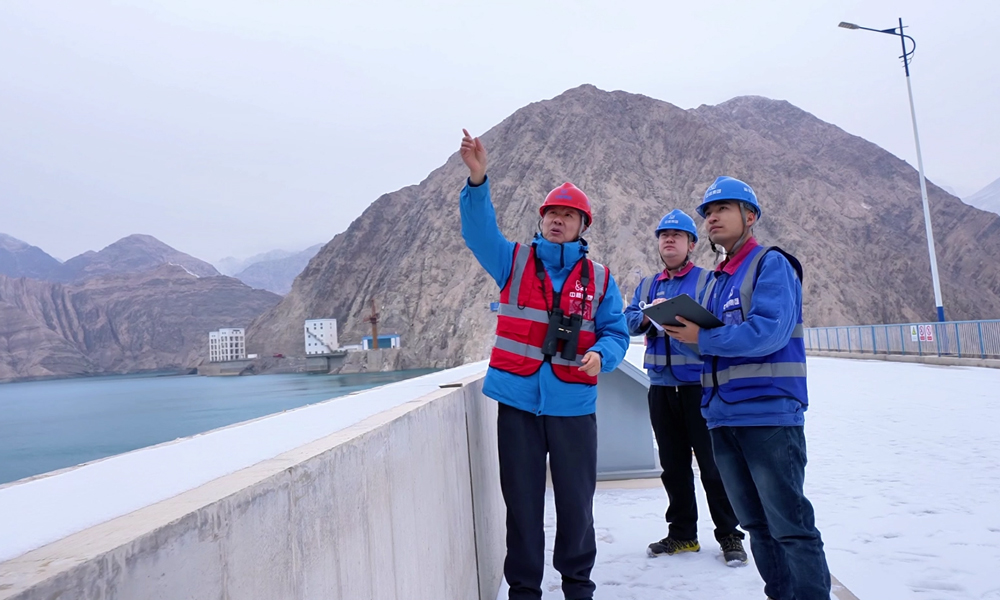 據(jù)了解，今年阿爾塔什水利樞紐春灌引水指標(biāo)4.8553億立方米，阿爾塔什水利樞紐結(jié)合自身實(shí)際，科學(xué)編制水庫(kù)調(diào)度計(jì)劃，統(tǒng)籌制定應(yīng)急保障措施，全力以赴完成年度供水任務(wù)。圖為阿爾塔什水利樞紐工作人員提前對(duì)大壩開(kāi)展巡檢。