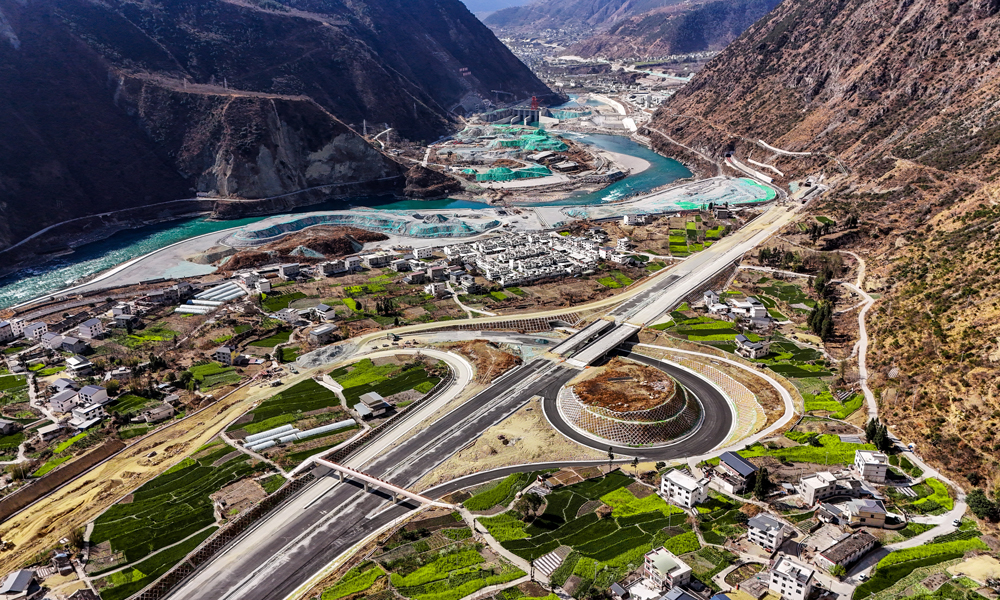 該電站采用引水式開發，除了河床上可見的首部樞紐工程，還有兩條14公里長的引水隧洞穿山而過，水流經過下游地下廠房，源源不斷發出電能。其首部樞紐河床覆蓋層最大厚度近130米，覆蓋層結構復雜，其基礎處理工程包括帷幕灌漿、地連墻、振沖樁等，堪稱水電工程基礎處理“地下博物館”。其中，智能振沖科技項目突破核心系統開發技術瓶頸，研發出國內領先的智能振沖質量管理平臺和國際首創的智能化振沖施工交互管理系統，研制出具有自主知識產權的成套智能振沖施工設備，科研成果在工程二期振沖碎石樁施工中示范應用。