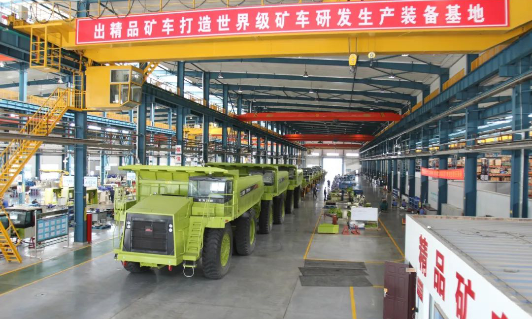 北重集團北方股份致力打造世界級礦車研發生產裝備基地，工作人員在生產線上裝配礦用車，確保產品及時送達用戶手中。