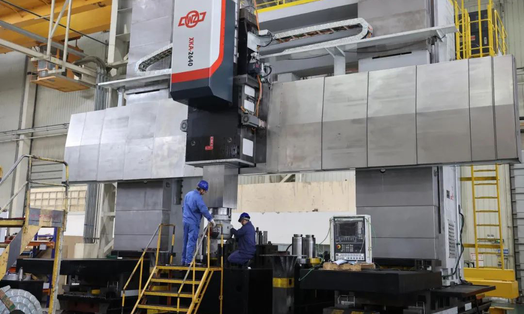 武重集團積極開展“攻瓶頸促生產保交付”專項活動，生產現場一片繁忙，刷新生產經營“進度條”。