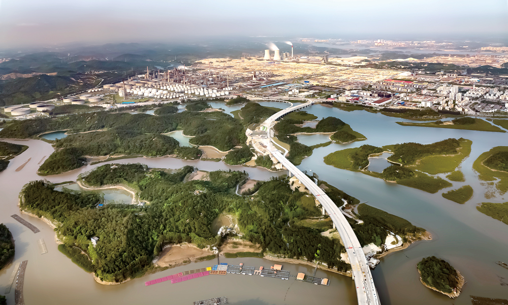 近日，隨著中國(guó)石油廣西石化煉化一體化轉(zhuǎn)型升級(jí)項(xiàng)目乙烯裝置1號(hào)至6號(hào)裂解爐12臺(tái)輻射室全部吊裝完成，這座佇立于北部灣的煉化之城初現(xiàn)崢嶸。圖為項(xiàng)目鳥瞰圖。