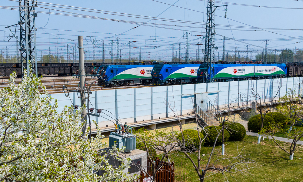 今年以來，國家能源集團朔黃鐵路以能源保供為主線，精準(zhǔn)發(fā)力抓重點、精細組織提效率，全力保障生產(chǎn)運營平穩(wěn)高效有序。一季度，朔黃鐵路累計完成貨物運輸9598.7萬噸，其中煤炭運量9065.8萬噸，非煤運量532.9萬噸，同比增長634.3萬噸，增幅7.1%。圖為3月底，朔黃鐵路肅寧北中心站站場上的國能號8軸、12軸機車牽引著兩萬噸列車依次排列蓄勢待發(fā)。