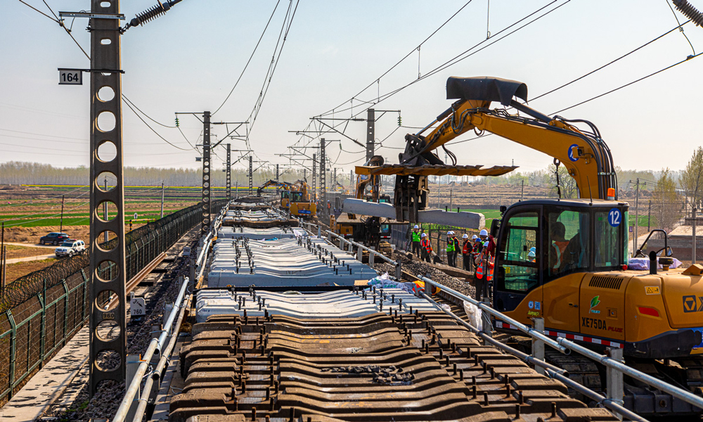 圖為3月底，朔黃鐵路三汲至靈壽站區(qū)間機械換枕現(xiàn)場。隨著朔黃鐵路天窗正點銷記開通，該公司三汲至靈壽站區(qū)間下行線大修機械換枕施工啟動。該公司積極踐行“少人則安，無人則安”“機械化減人、智慧化換人”理念，形成了重載鐵路換枕“卸換收”機械一體化最優(yōu)作業(yè)模式，提升了天窗利用率和換枕效率。