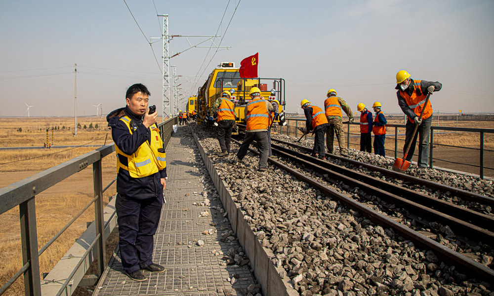 圖為3月下旬，朔黃鐵路黃驊東站員工對管內(nèi)橋梁的清篩搗固作業(yè)進行安全防護。針對集中修連續(xù)28天作戰(zhàn)、作業(yè)跨度大的實際，該公司加強集中修組織協(xié)同，制定每日“一窗一圖”，強化作業(yè)現(xiàn)場盯控，保質(zhì)保量完成首季運輸施工任務(wù)。