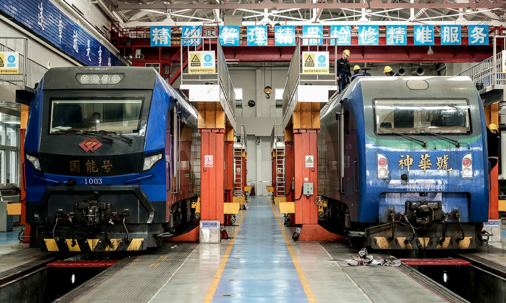 圖為3月下旬，朔黃鐵路機車檢修中心正在開展修程機車春鑒整修工作。該公司結(jié)合春檢開展“守底線、補短板、除隱患、防風(fēng)險”設(shè)備設(shè)施整治行動，對設(shè)計施工、生產(chǎn)運行、檢修技改等實施全過程監(jiān)督。