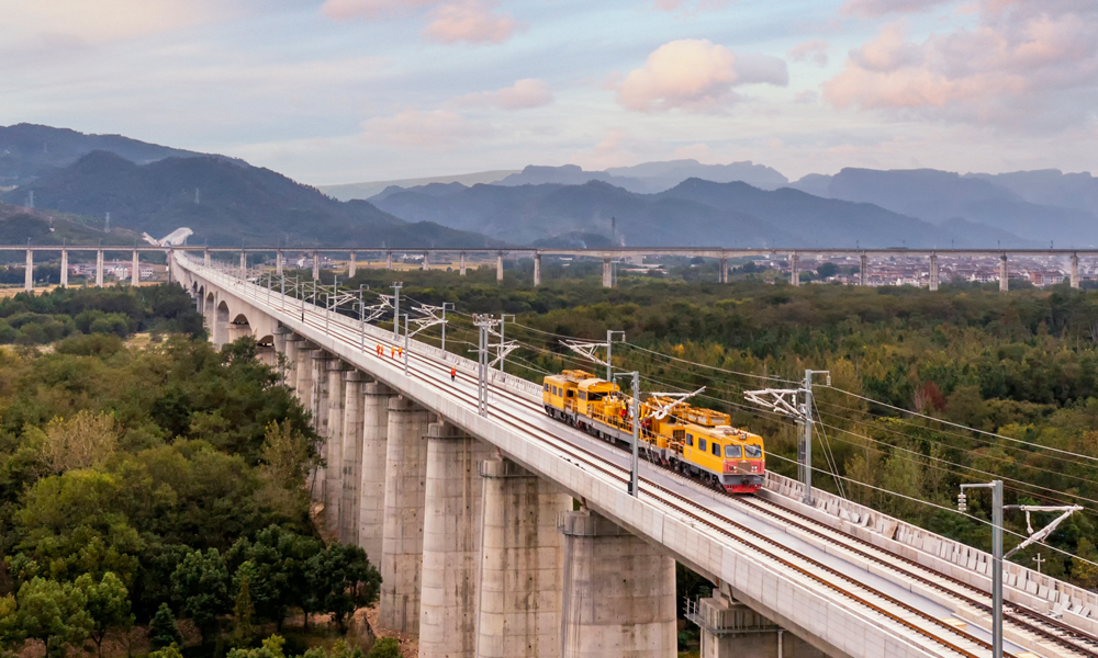 4月21日，中國中鐵旗下中鐵電氣化局參建的杭溫高鐵接觸網(wǎng)工程全線貫通，為下一步全線送電和聯(lián)調(diào)聯(lián)試奠定了基礎(chǔ)。杭溫高鐵北起杭州市桐廬東站，止于溫州市溫州北站，新建正線長度260公里，設(shè)計(jì)時(shí)速350公里。