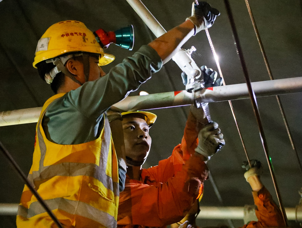 接觸網(wǎng)是為鐵路列車輸送電能的“大動(dòng)脈”，行駛過程中，列車通過車頂?shù)氖茈姽c接觸網(wǎng)導(dǎo)線相接觸獲取源源不斷的電能，良好的弓網(wǎng)關(guān)系是保證這條“大動(dòng)脈”健康穩(wěn)定運(yùn)行的關(guān)鍵。據(jù)介紹，在接觸網(wǎng)線架設(shè)過程中，項(xiàng)目部采用的恒張力軌道放線車具有運(yùn)行平穩(wěn)等優(yōu)勢，每條架設(shè)的接觸線平直度誤差每米不超過0.1毫米；還采用了BIM技術(shù)、數(shù)智化管理等智能化施工方式，實(shí)現(xiàn)作業(yè)效率和施工質(zhì)量提升。