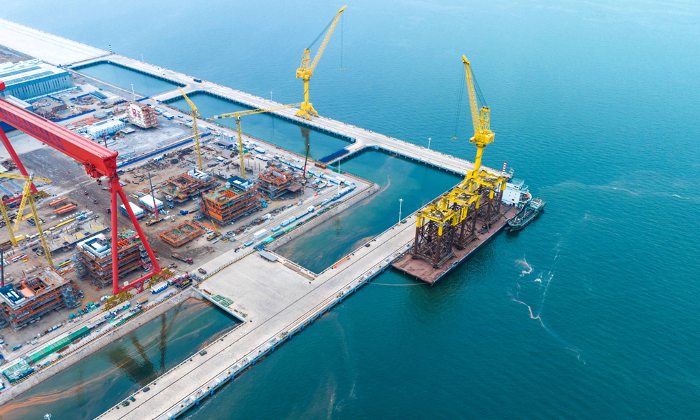 今年一季度，渤海油田累計(jì)完成5個(gè)重點(diǎn)項(xiàng)目的6個(gè)單體建造，鋼材加工量約2萬(wàn)噸。為持續(xù)提升建造效率，渤海油田大力推進(jìn)智能化、標(biāo)準(zhǔn)化、一體化建造，建造產(chǎn)線工效提升25%、總裝效率提升約30%。圖為海上平臺(tái)結(jié)構(gòu)單體建造現(xiàn)場(chǎng)。杜鵬輝 攝