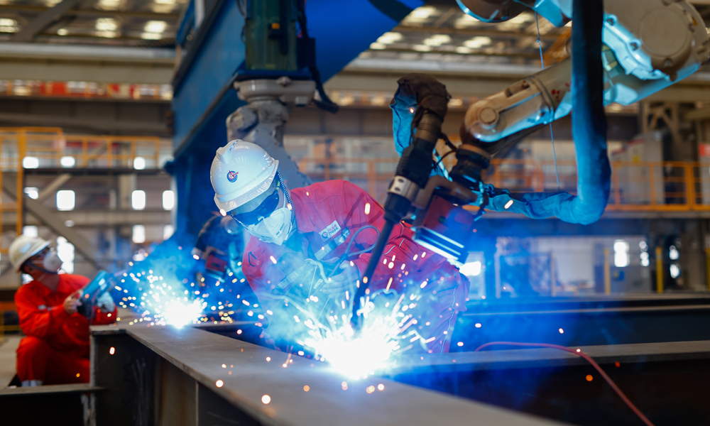 工人在建造現(xiàn)場(chǎng)操作自動(dòng)組對(duì)焊接一體化設(shè)備。杜鵬輝 攝