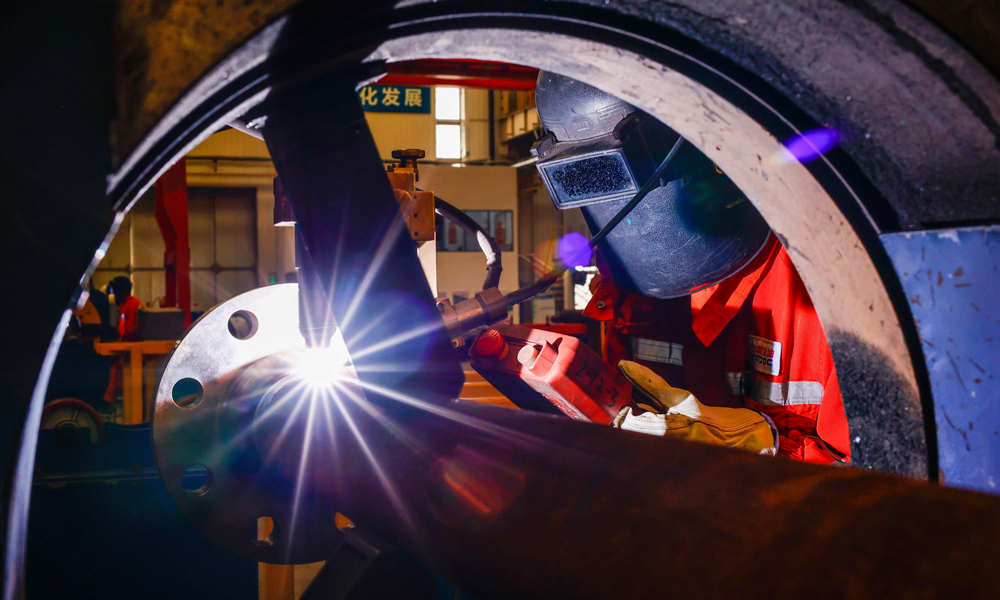 工人在建造現(xiàn)場(chǎng)操作自動(dòng)組對(duì)焊接一體化設(shè)備。杜鵬輝 攝