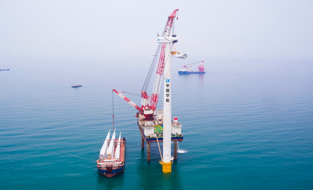 項目位于海南省臨高縣西北部海域，規(guī)劃布置60臺10兆瓦風電機組，總裝機容量600兆瓦，是中國華能海南公司投資64億元重點建設的清潔能源項目。開工建設以來，項目部克服了復雜施工海況，精準搶抓海上作業(yè)窗口期，順利完成了船機資源調(diào)配、樁基礎制作等關鍵節(jié)點，按期實現(xiàn)首臺風電機組安裝的目標，為打贏年底全容量并網(wǎng)投產(chǎn)攻堅戰(zhàn)打下了堅實基礎。