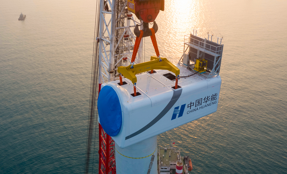 此次安裝的1號風機為國產(chǎn)自主研發(fā)的10兆瓦風電機組，風輪直徑達242米，葉片長達118米，輪轂高度136.7米，總重量1227噸，掃風面積近4.6萬平方米。在額定風速工況下，單臺風機葉片每轉動一周可生產(chǎn)電量約21度，每轉動1小時最大生產(chǎn)電量約10000度，可滿足約1400個普通家庭一天的用電需求。項目建成后年發(fā)電量近18.5億度，相當于每年可節(jié)約標煤約56萬噸，減排二氧化碳約156.8萬噸，相當于植樹造林約4500公頃。