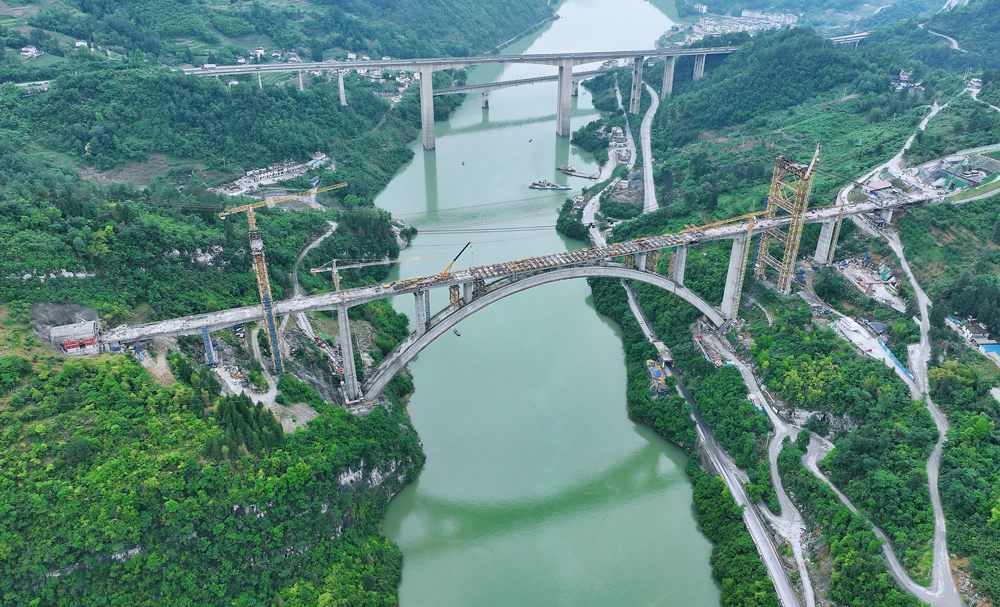 施工過程中，項目團隊堅持創新引領，開展“四新”技術應用研究，創造了行業施工三個“首次”，即首次在高鐵拱橋主拱圈勁性骨架鋼管內壓中采用C70高標號自密實補償收縮混凝土；首次在高鐵拱橋勁性骨架外包混凝土中采用“三環變兩環”的施工方法；首次在高鐵拱橋上部鋼梁架設中采用纜索吊機索鞍帶載橫移施工。