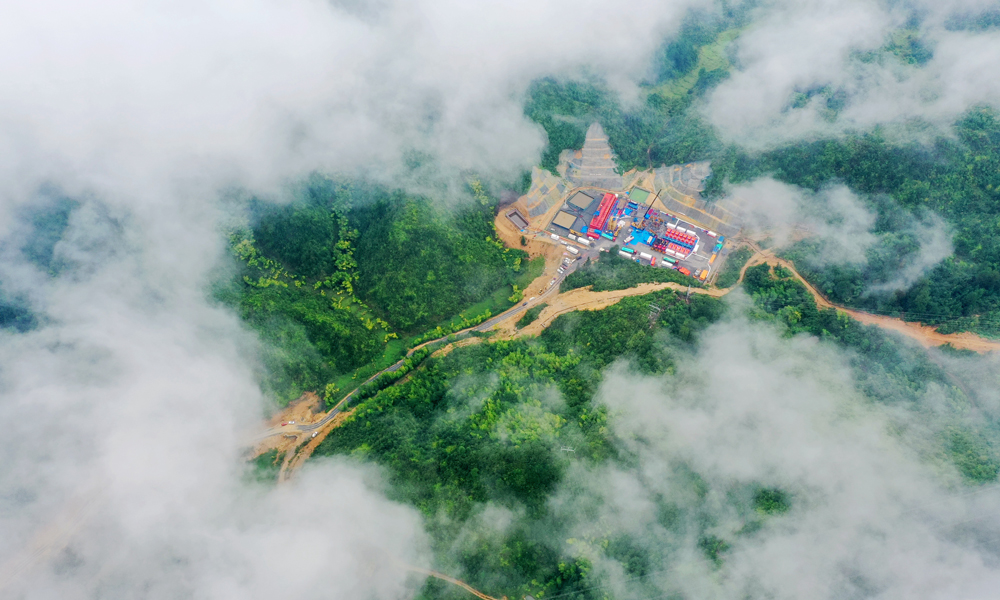 中國石化華東油氣分公司南川頁巖氣田地處長江經(jīng)濟帶，近年來他們持續(xù)加大常壓頁巖氣綠色高效開發(fā)技術應用力度，通過應用電動泵、負壓振動篩工藝、環(huán)保動態(tài)監(jiān)控平臺等措施，確保安全綠色高效施工，目前已完成頁巖氣井5000多段全電動儲層改造。圖為應用全電動壓裂泵進行儲層改造現(xiàn)場。