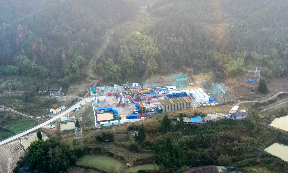 南川頁巖氣田應用全電動壓裂泵進行儲層改造現(xiàn)場。