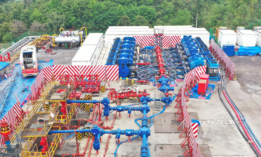 南川頁巖氣田應用全電動壓裂泵進行儲層改造現(xiàn)場。